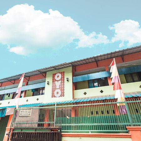 Oyo Living 1756 Amira Guest House Bekasi Exteriör bild