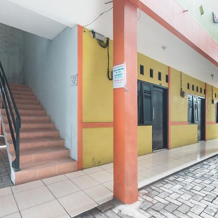 Oyo Living 1756 Amira Guest House Bekasi Exteriör bild