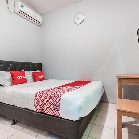 Oyo Living 1756 Amira Guest House Bekasi Exteriör bild