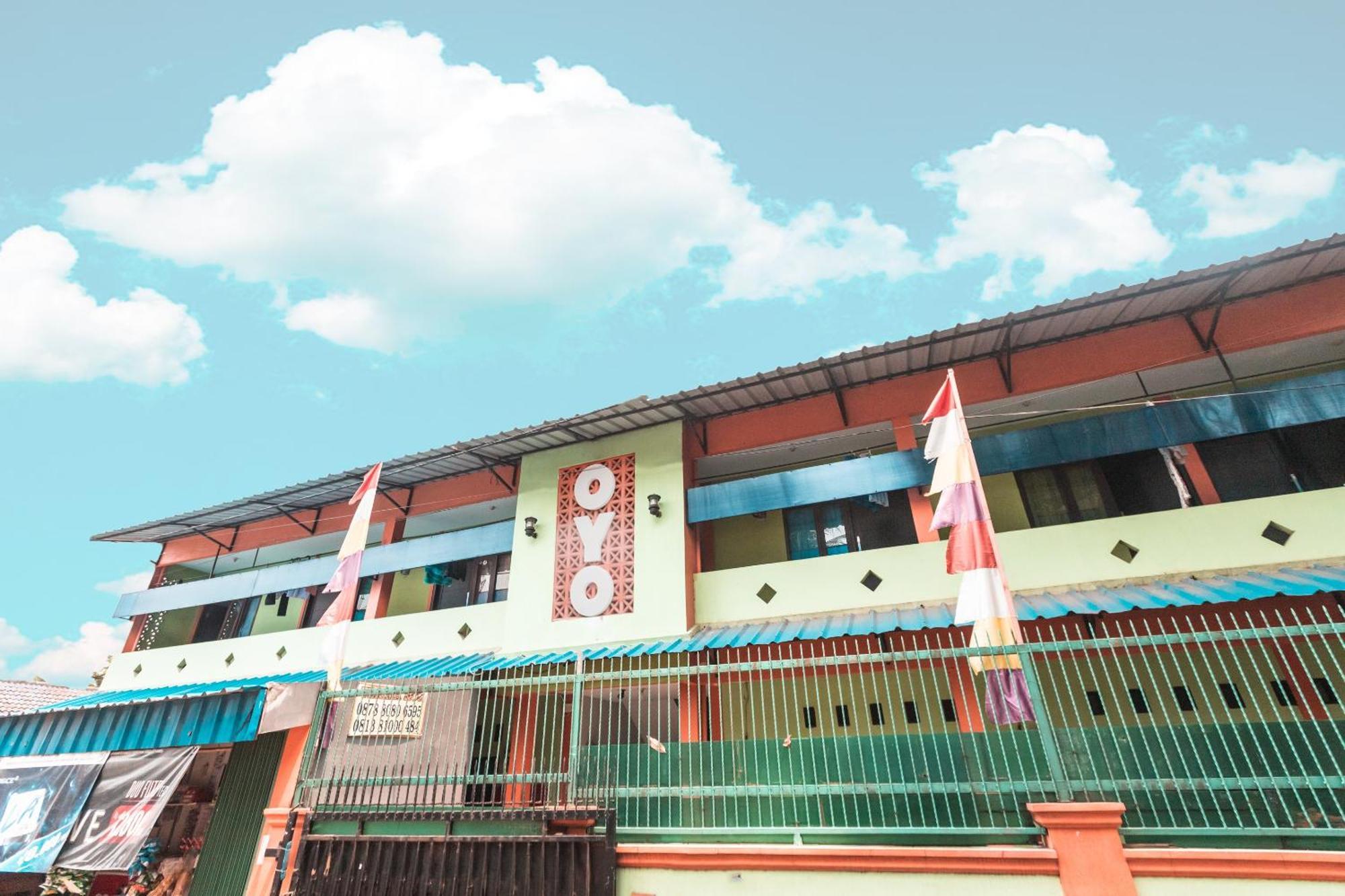 Oyo Living 1756 Amira Guest House Bekasi Exteriör bild