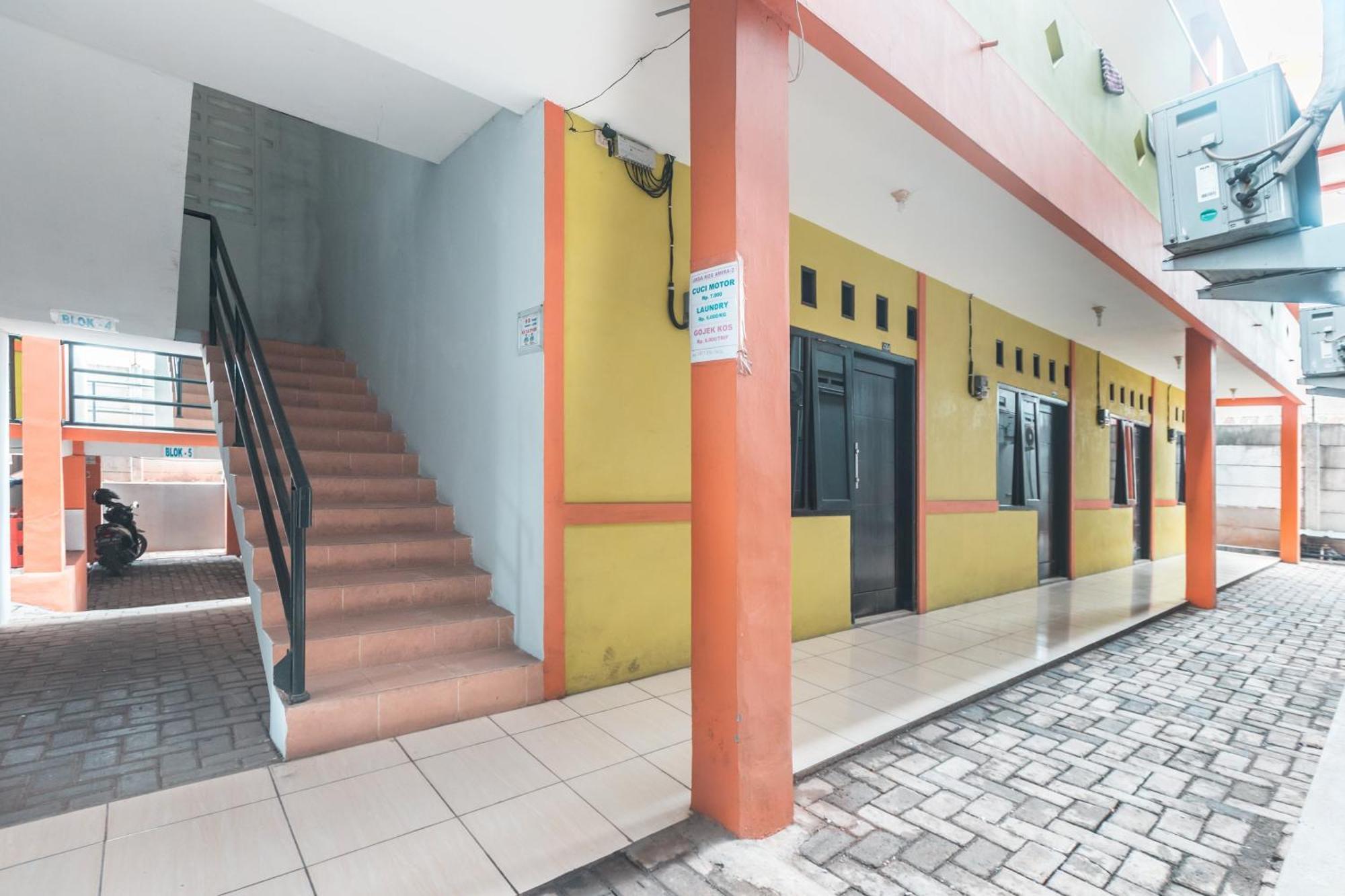 Oyo Living 1756 Amira Guest House Bekasi Exteriör bild