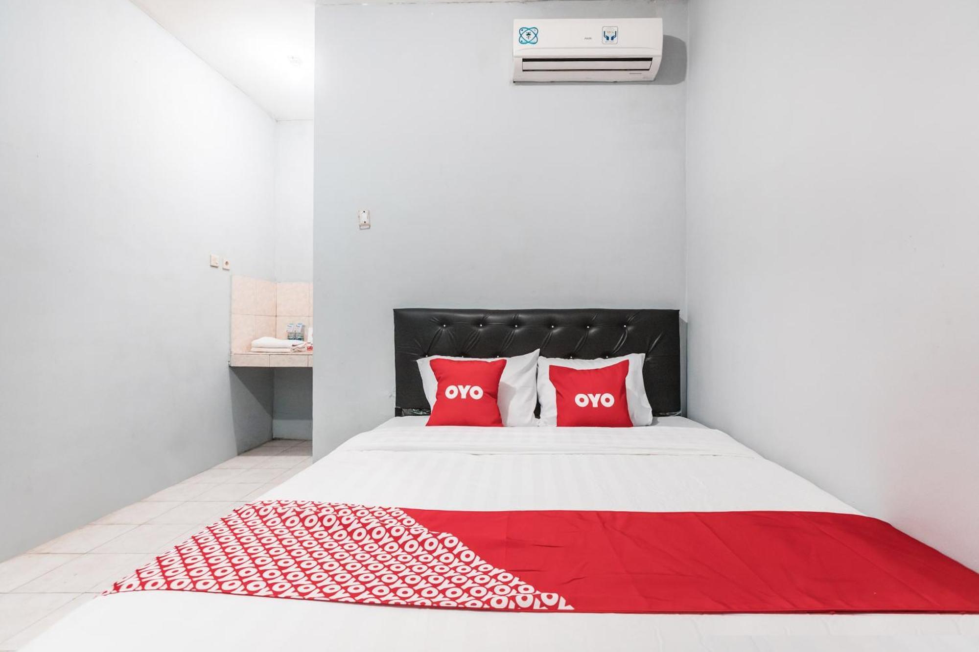 Oyo Living 1756 Amira Guest House Bekasi Exteriör bild