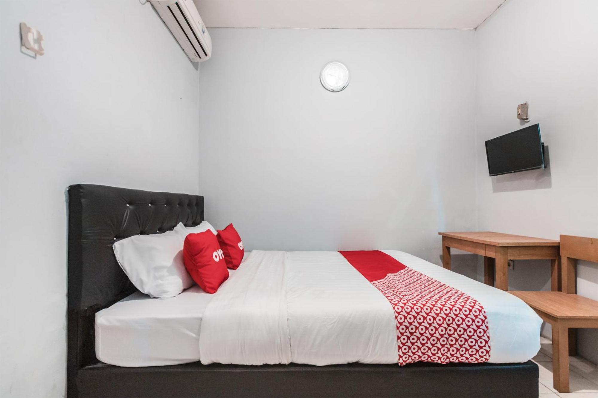 Oyo Living 1756 Amira Guest House Bekasi Exteriör bild
