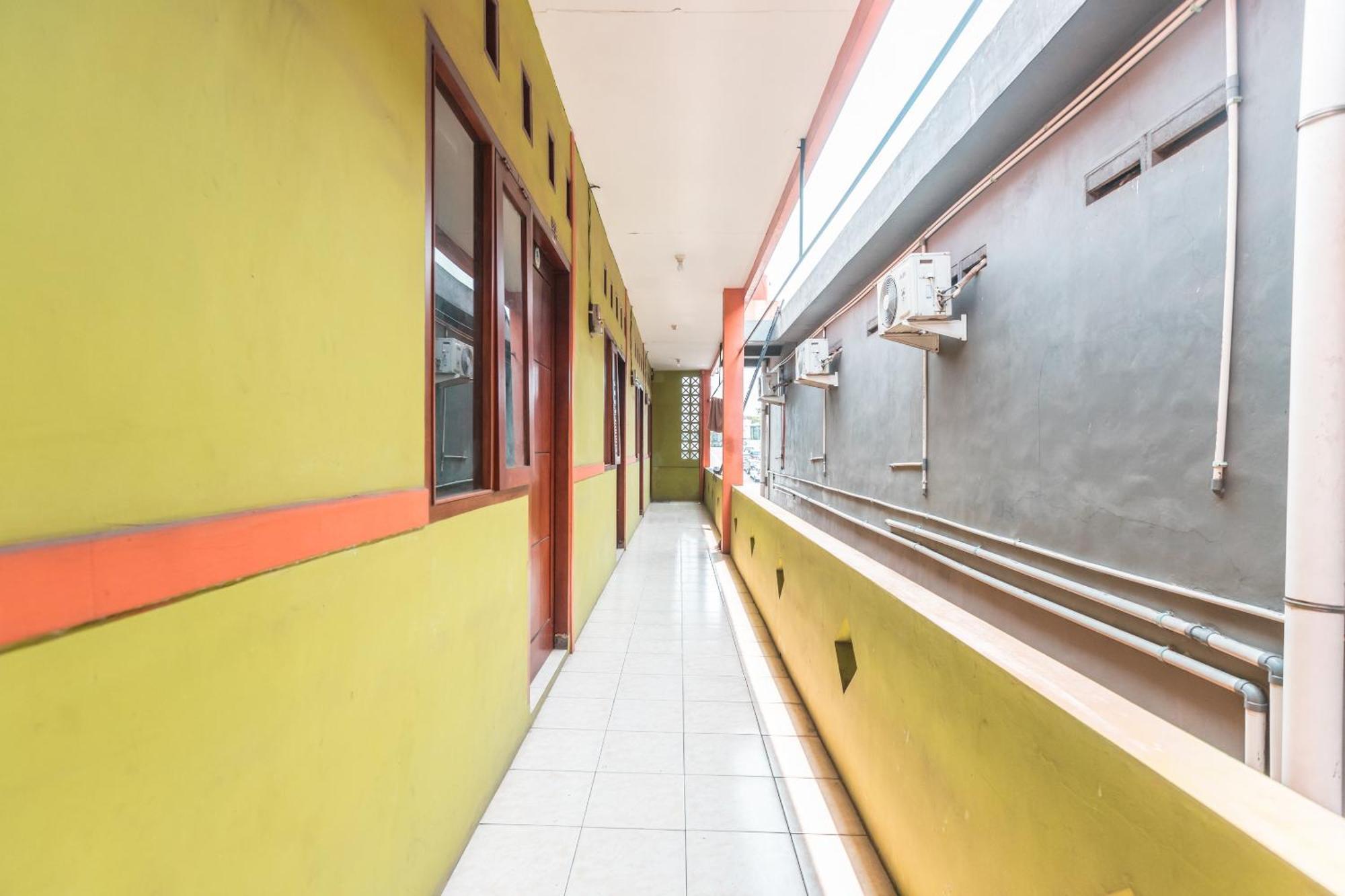 Oyo Living 1756 Amira Guest House Bekasi Exteriör bild