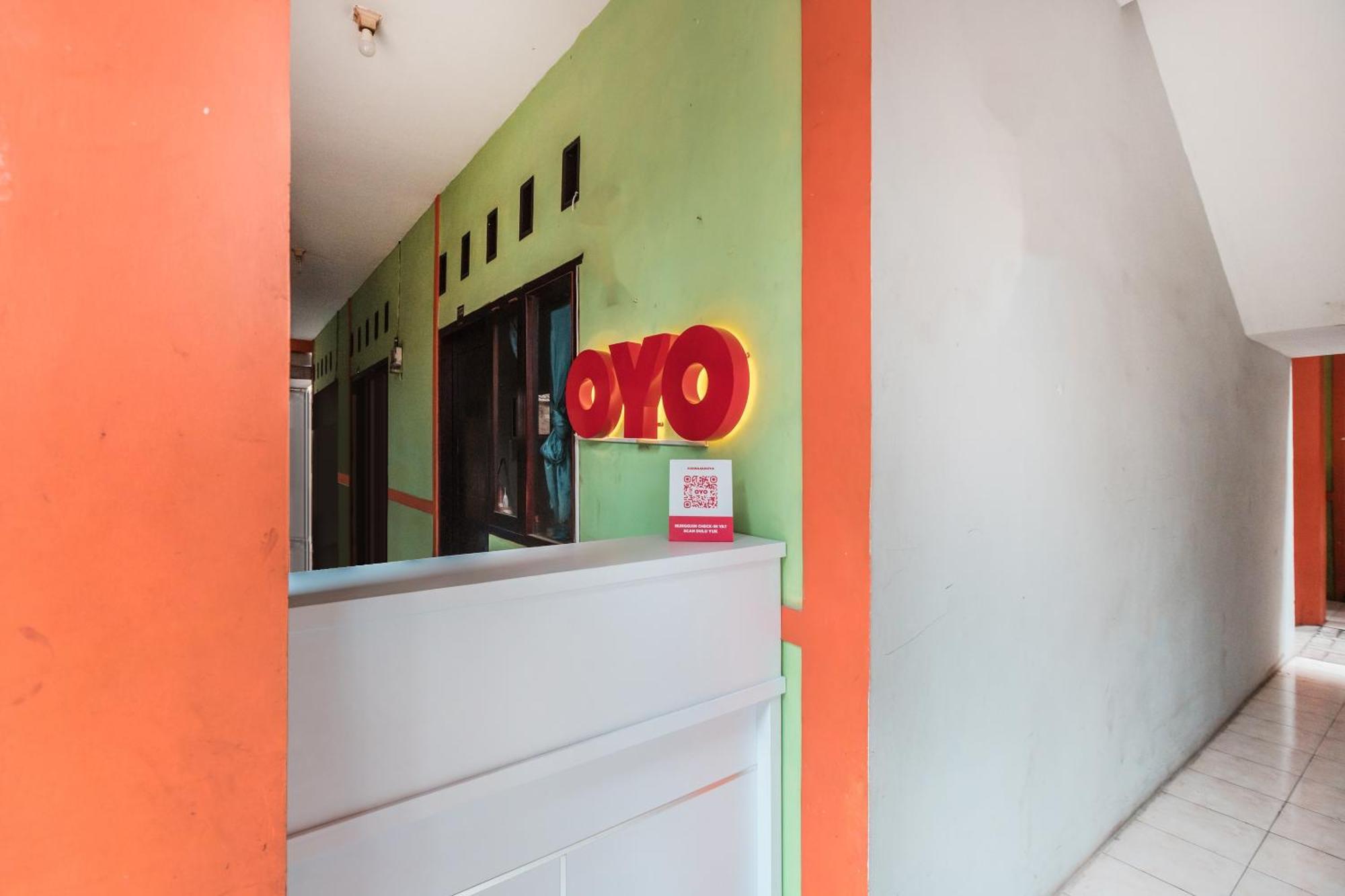 Oyo Living 1756 Amira Guest House Bekasi Exteriör bild