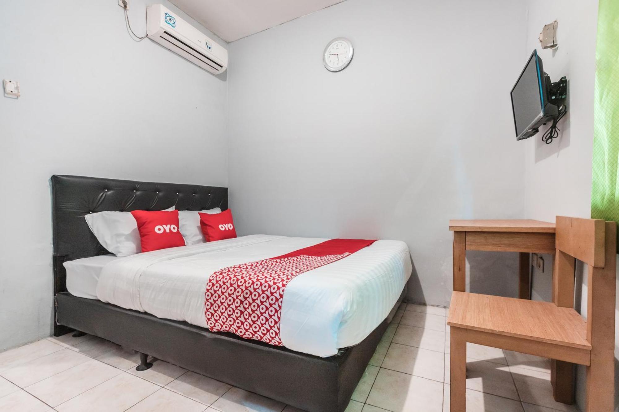 Oyo Living 1756 Amira Guest House Bekasi Exteriör bild