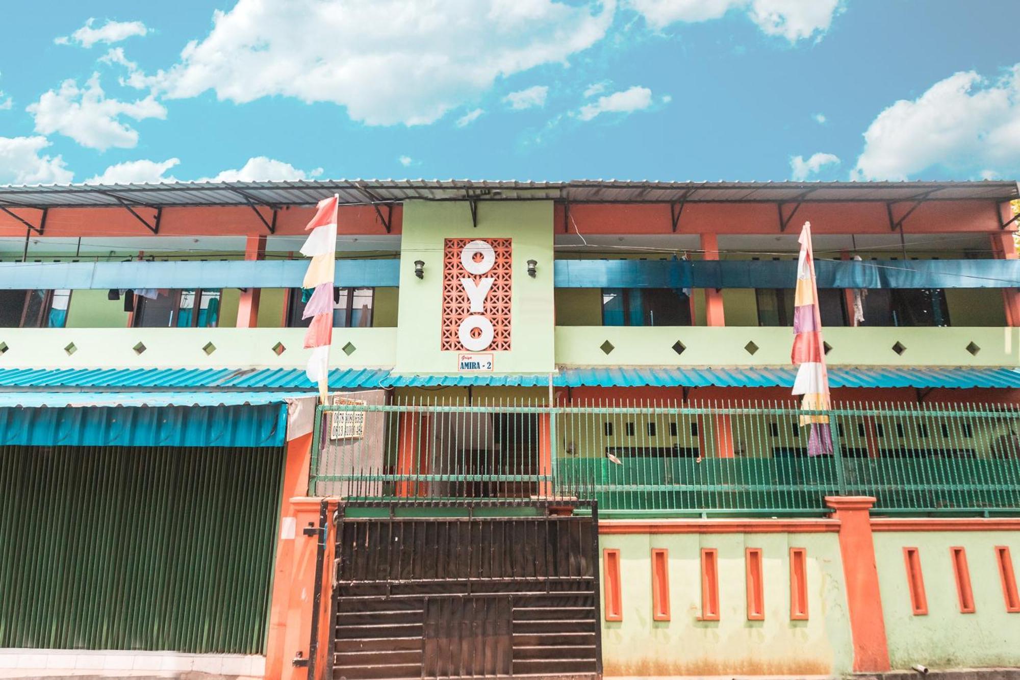 Oyo Living 1756 Amira Guest House Bekasi Exteriör bild