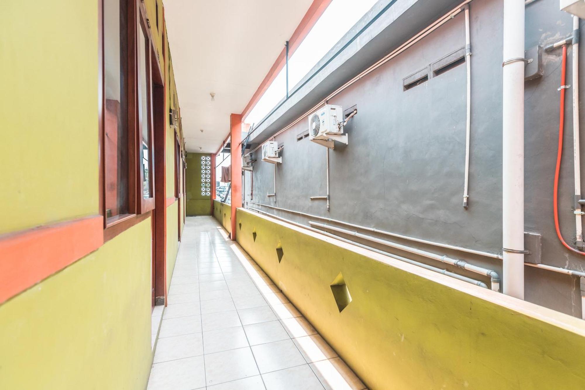 Oyo Living 1756 Amira Guest House Bekasi Exteriör bild