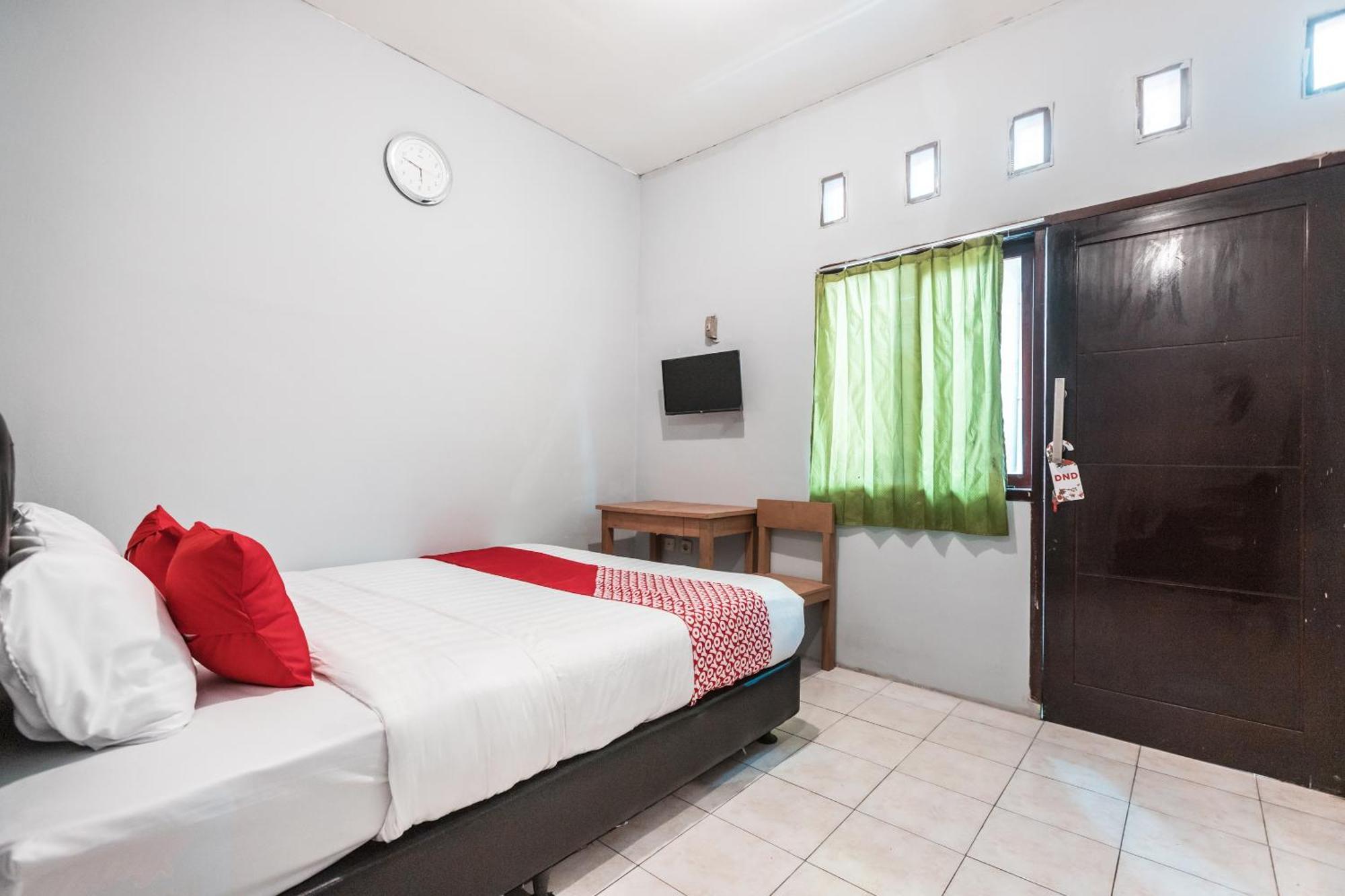 Oyo Living 1756 Amira Guest House Bekasi Exteriör bild