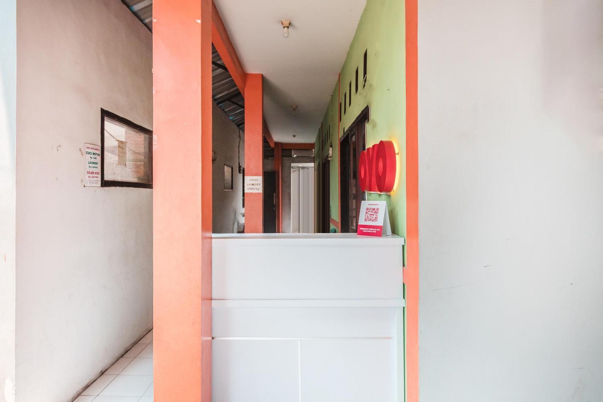 Oyo Living 1756 Amira Guest House Bekasi Exteriör bild