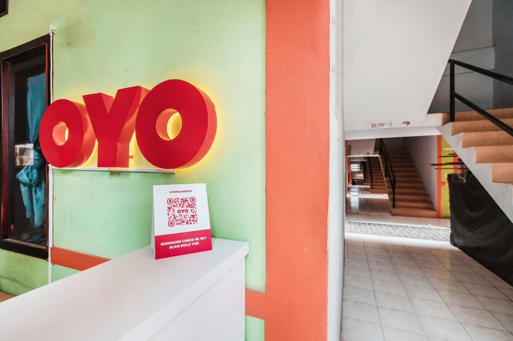 Oyo Living 1756 Amira Guest House Bekasi Exteriör bild